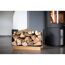 Kaminholzregal aus Metall mit Holzscheiten