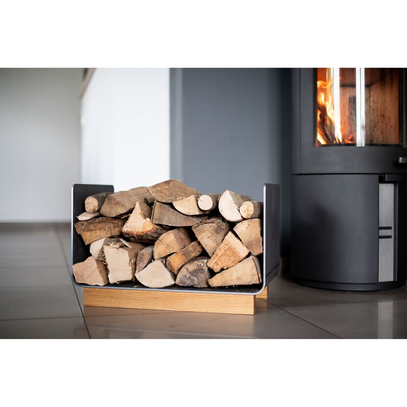 Kaminholzregal aus Metall mit Holzscheiten