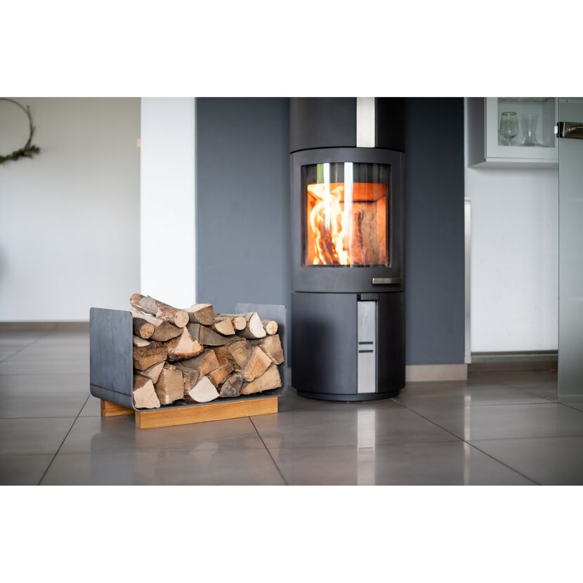 Kamin mit Brennholzkorb