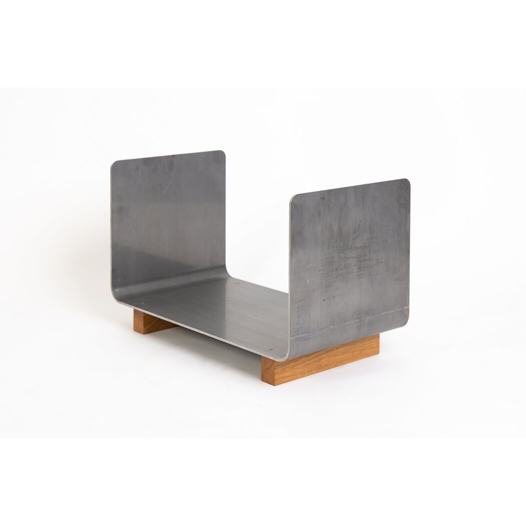 Metallregal mit Holzfüßen