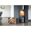 Kamin mit brennendem Feuer und Holzkorb