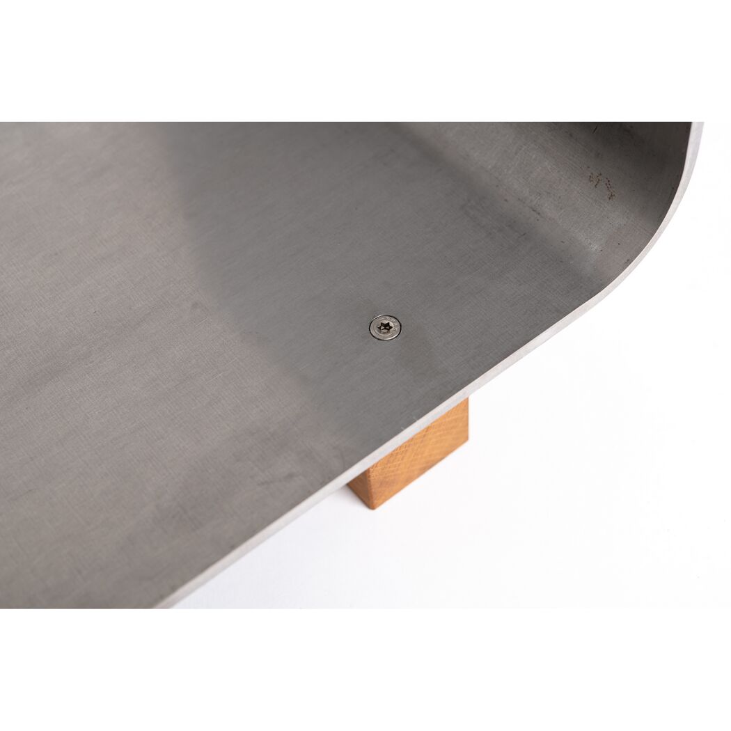 Metallplatte mit Schraube und Holzfuß