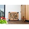 Holzstapel in einem Kaminholzregal