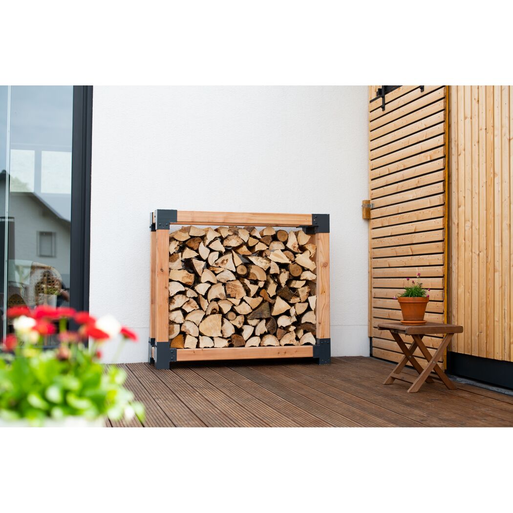 Holzstapel in einem Kaminholzregal