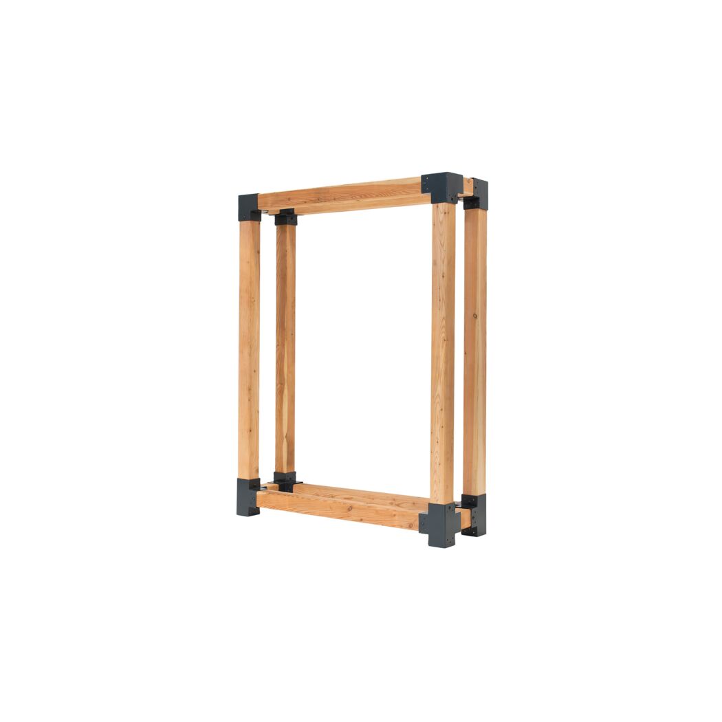 Holzregal mit schwarzen Halterungen