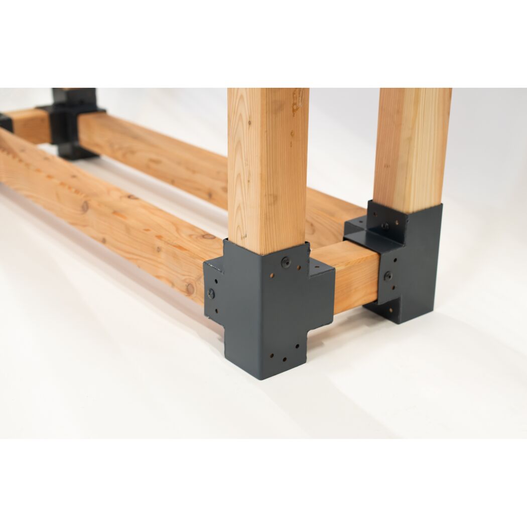 Holzbalken mit schwarzen Metallwinkeln verbunden