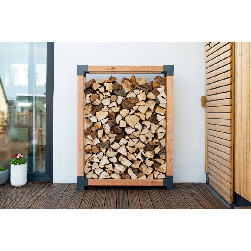 Holzstapel in einem Regal