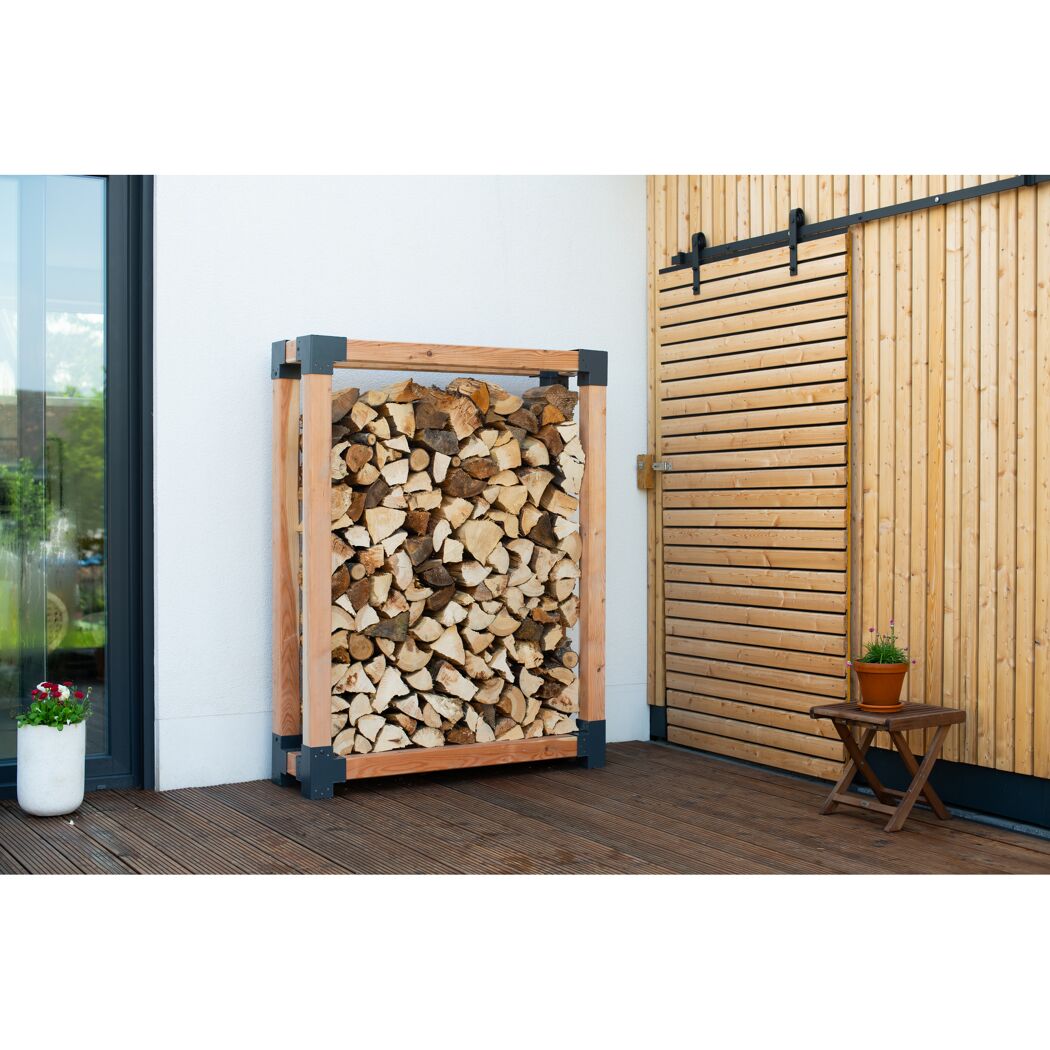 Holzstapel in einem Holzlagerregal