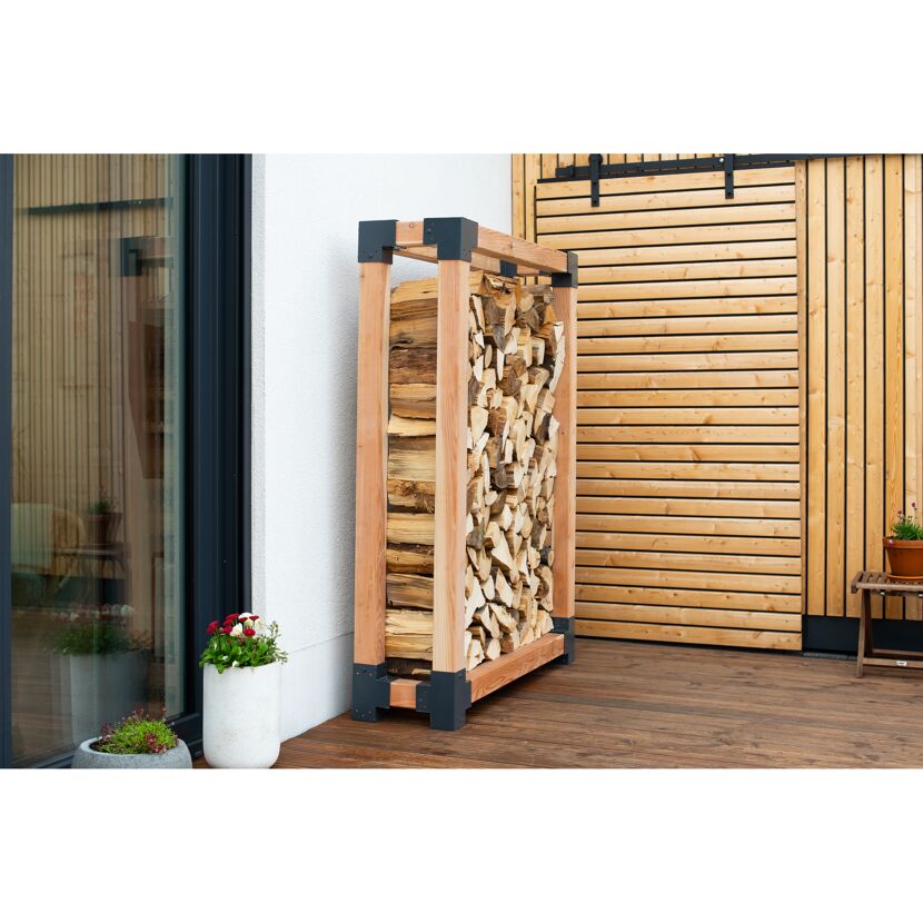 Holzregal mit Brennholz