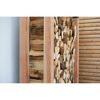 Holzstapel in einem Regal