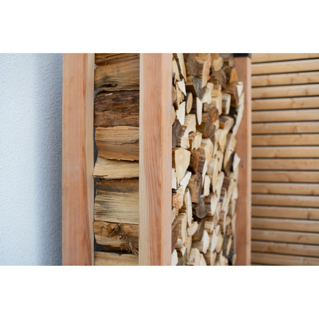 Holzstapel in einem Regal