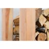 Holzbalken und Brennholzstapel