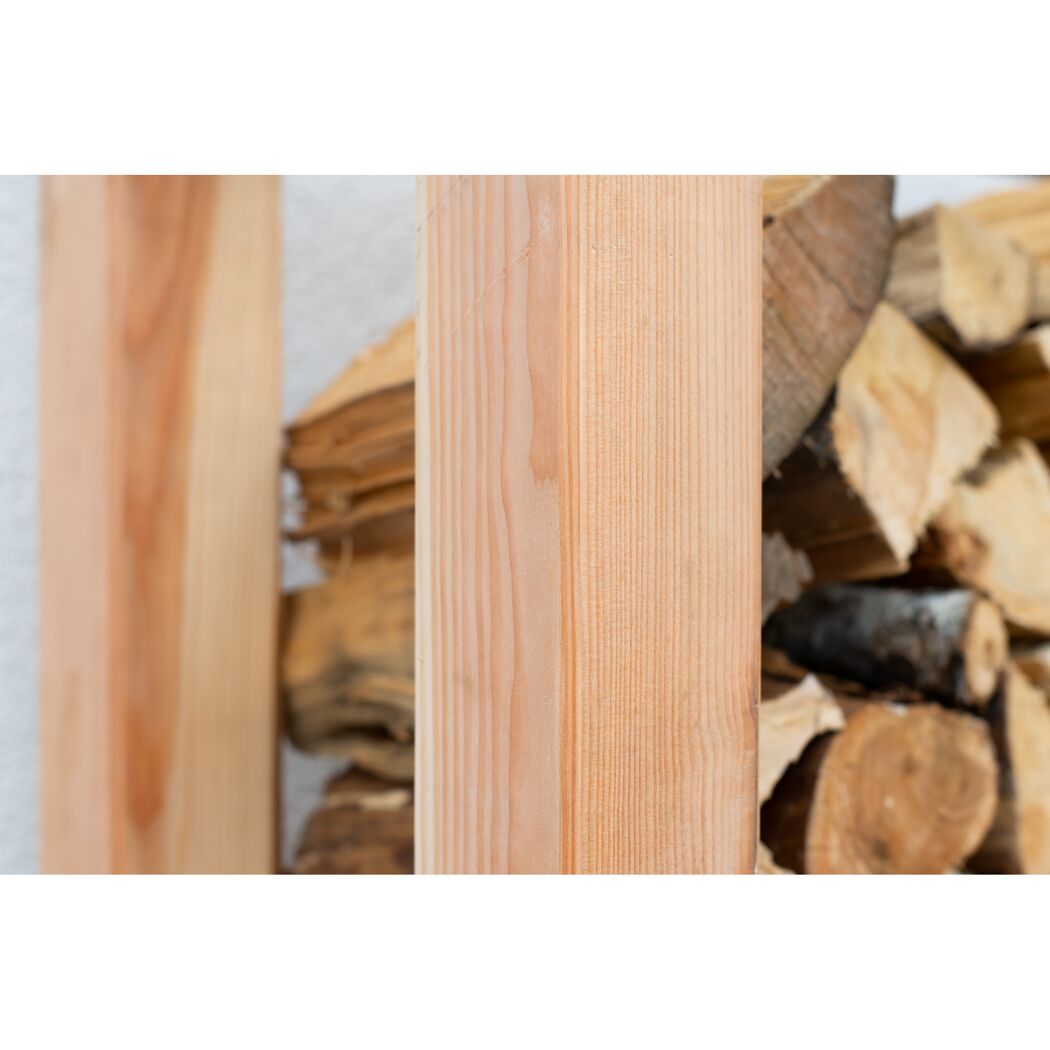 Holzbalken und Brennholzstapel