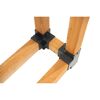 Holzbalken mit schwarzen Metallwinkeln verbunden