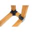 Holzbalken mit schwarzen Metallwinkeln verbunden
