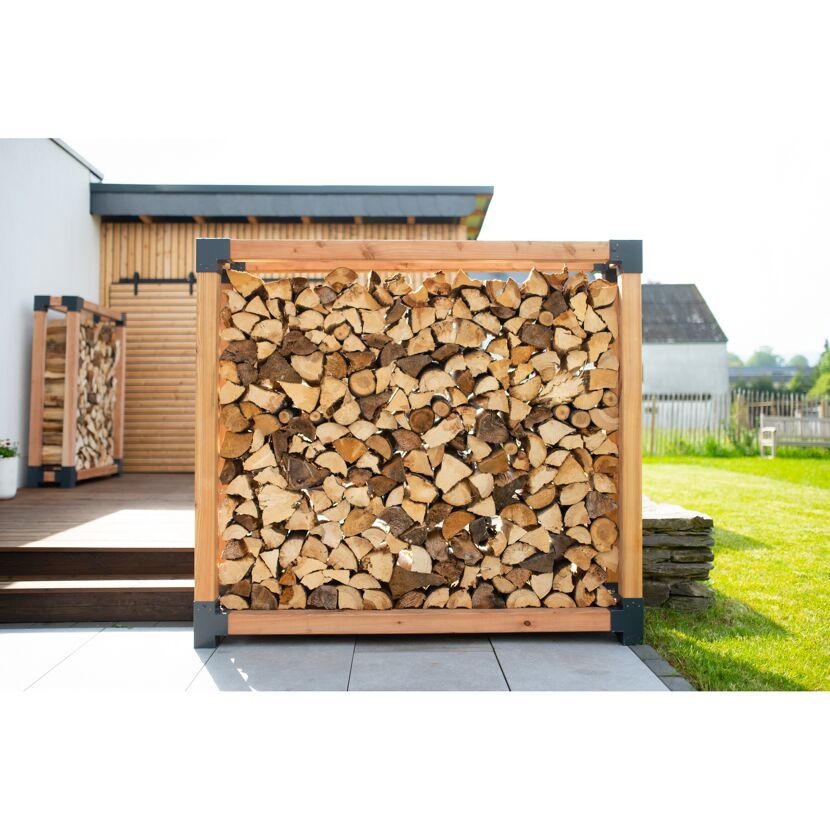 Holzstapel im Garten