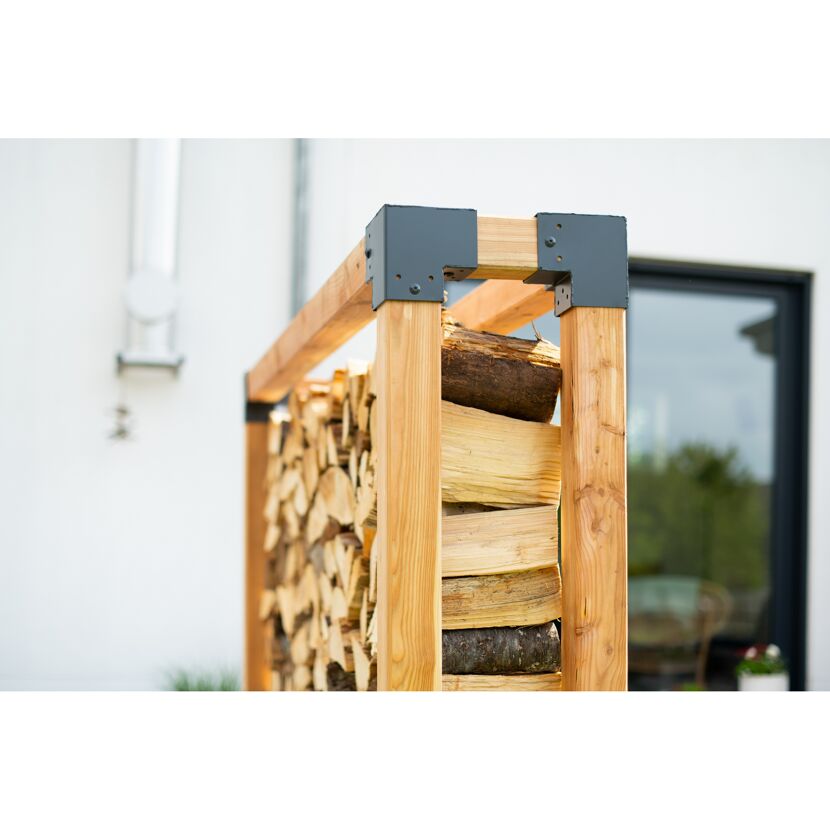 Holzstapel im Kaminholzregal