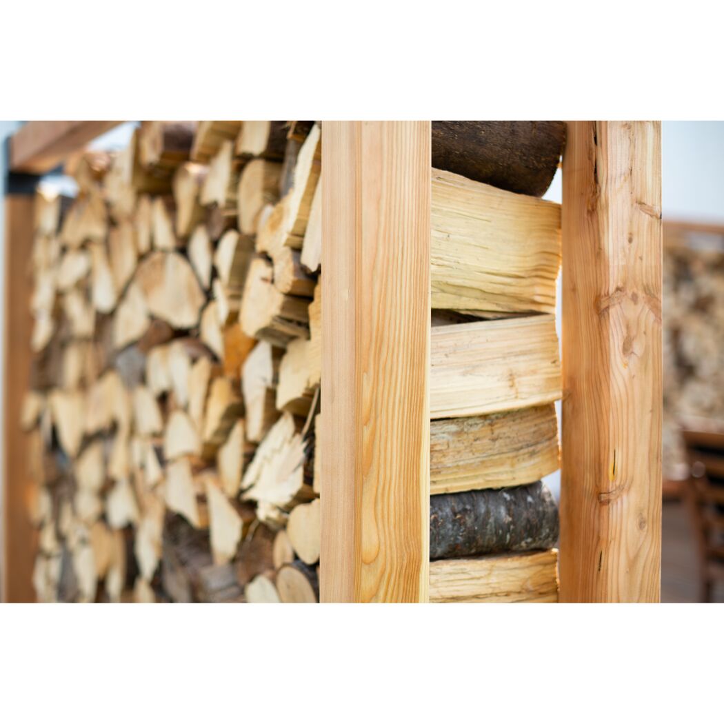 Holzstapel in einem Holzregal