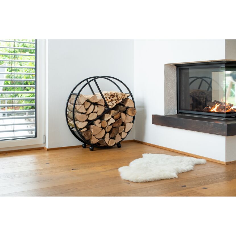 Rundes Kaminholzregal aus Metall mit Brennholz