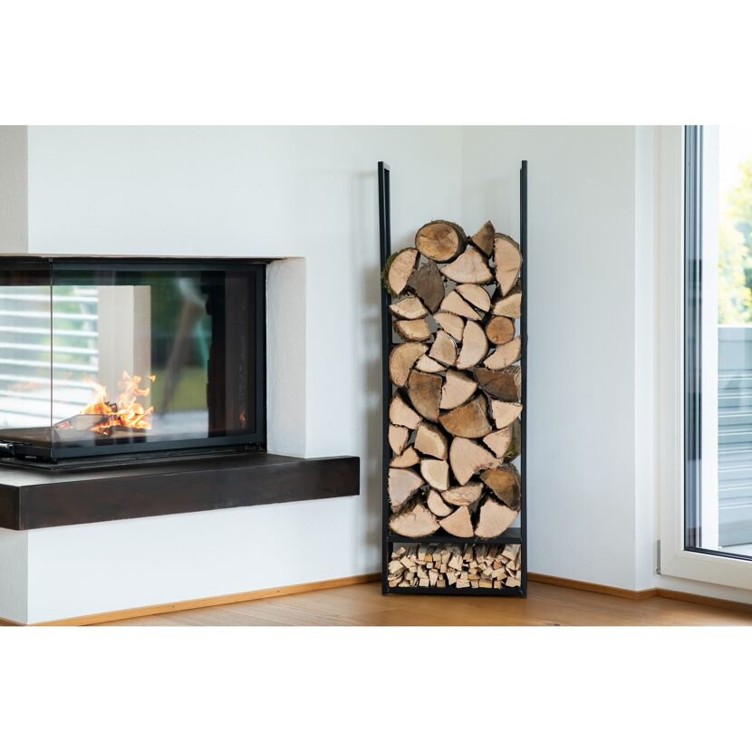 Kaminholzregal mit Kaminholz vor Kamin