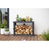 Holzregal mit Kaminholz und Pflanzen