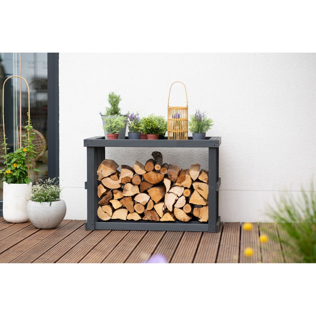 Holzregal mit Kaminholz und Pflanzen