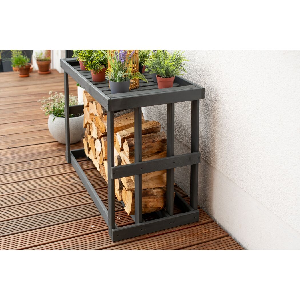 Holzregal mit Brennholz und Pflanzen