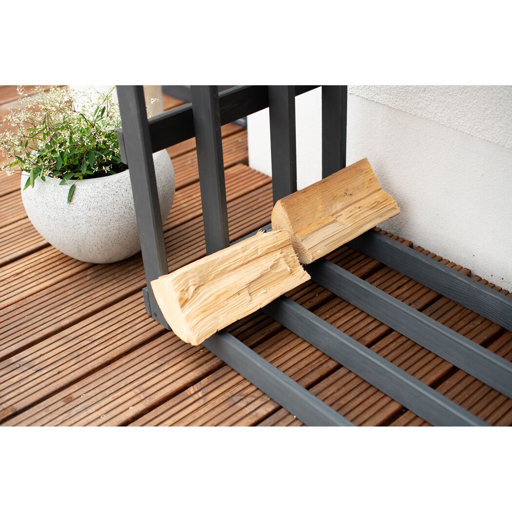 Graues Kaminholzregal mit Holzscheiten