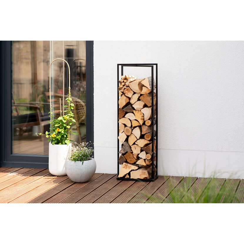 Schwarzer Kaminholzständer mit Holzscheiten