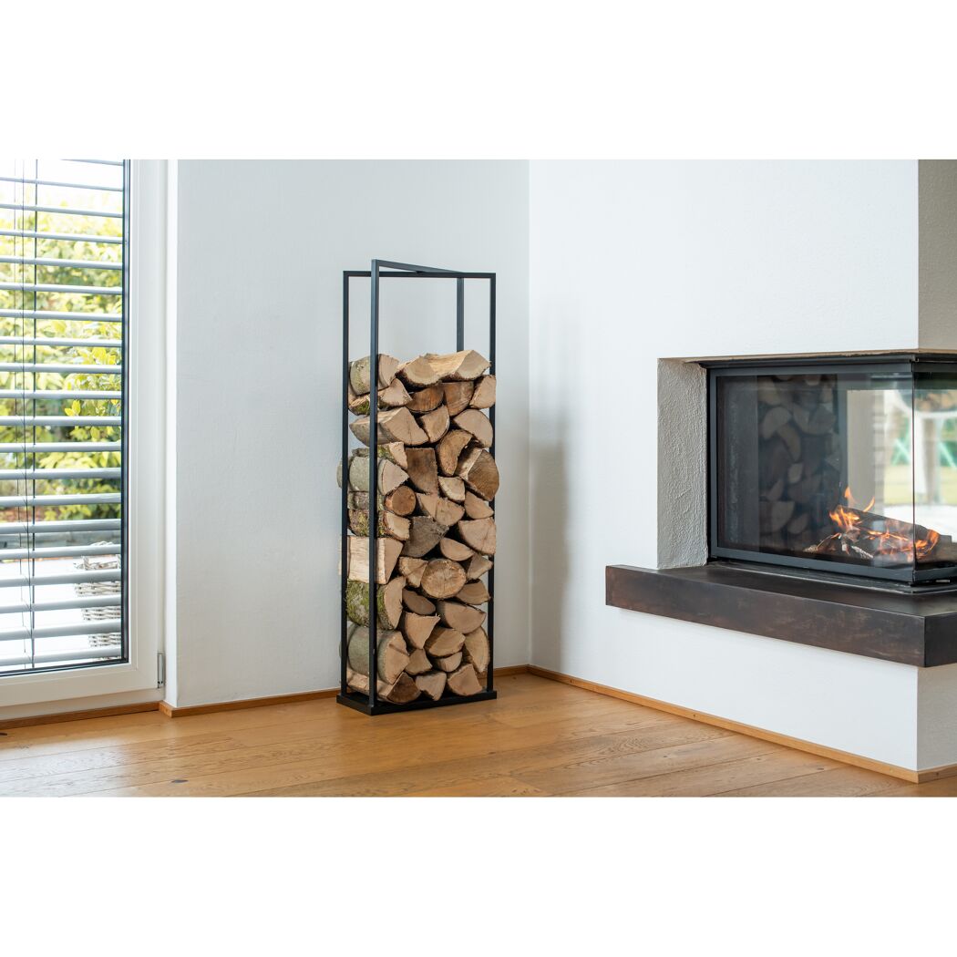 Holzstapel in einem Kaminholzregal