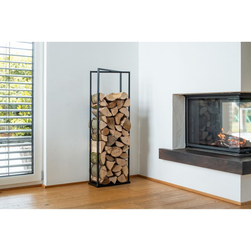 Holzstapel in einem Kaminholzregal