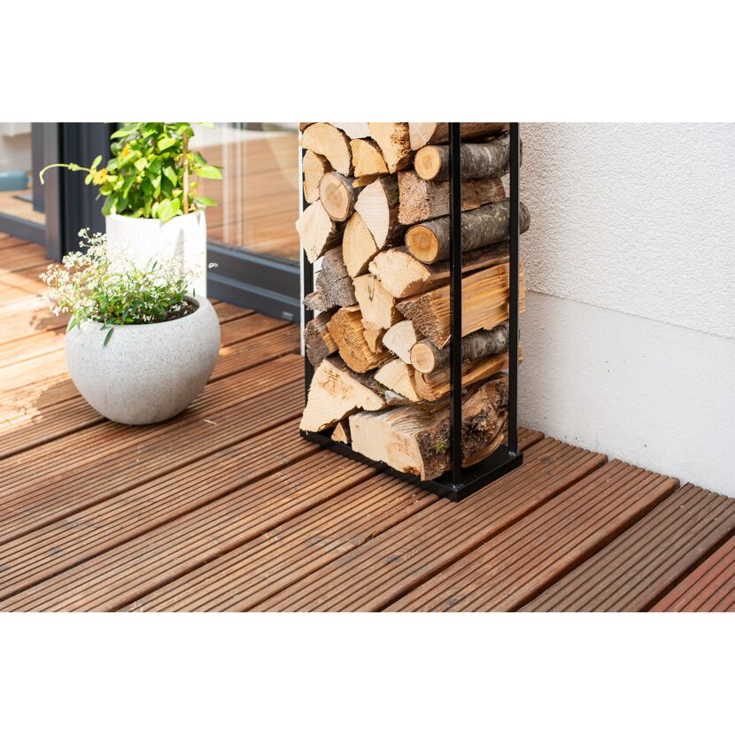 Holzstapel in einem Regal