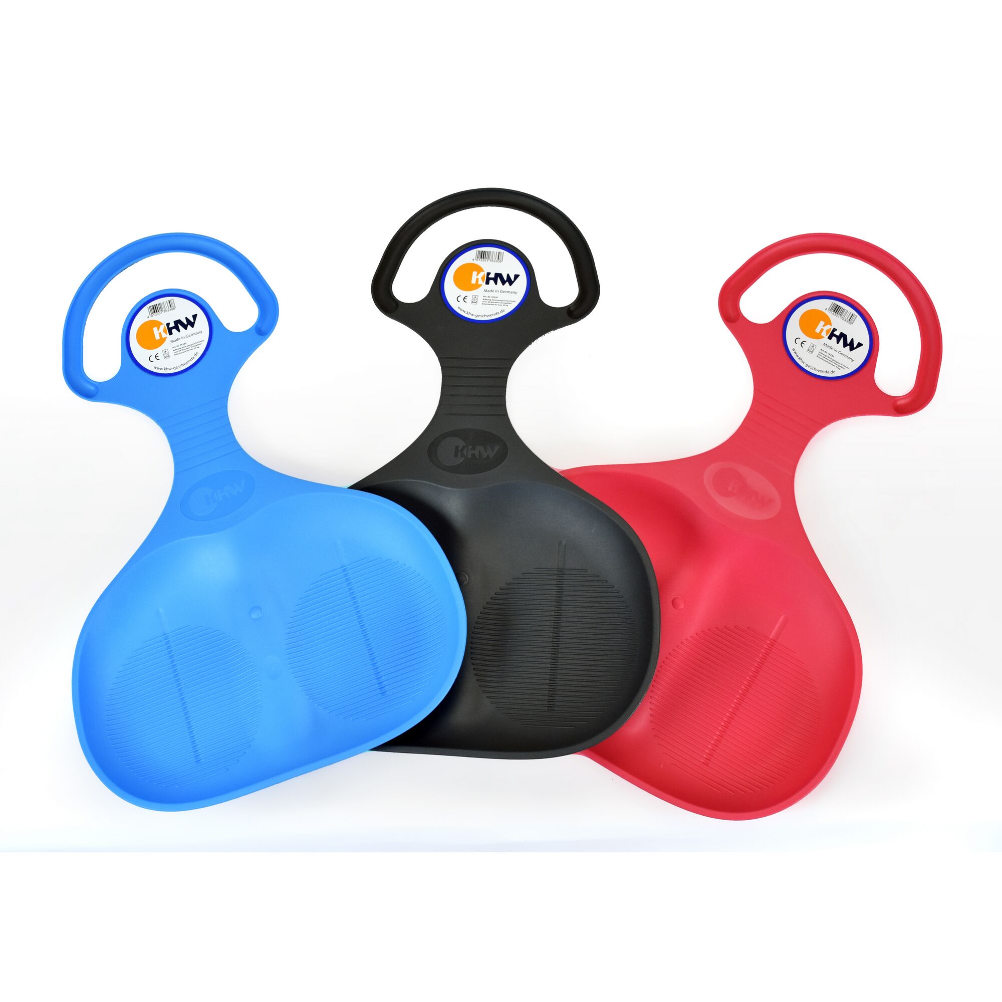 Drei Kunststoffrodel in den Farben blau, schwarz und rot.
