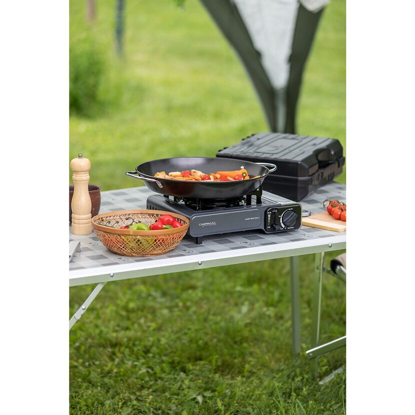 Campingkocher Camp Bistro 3 mit Pfanne und Gemüse