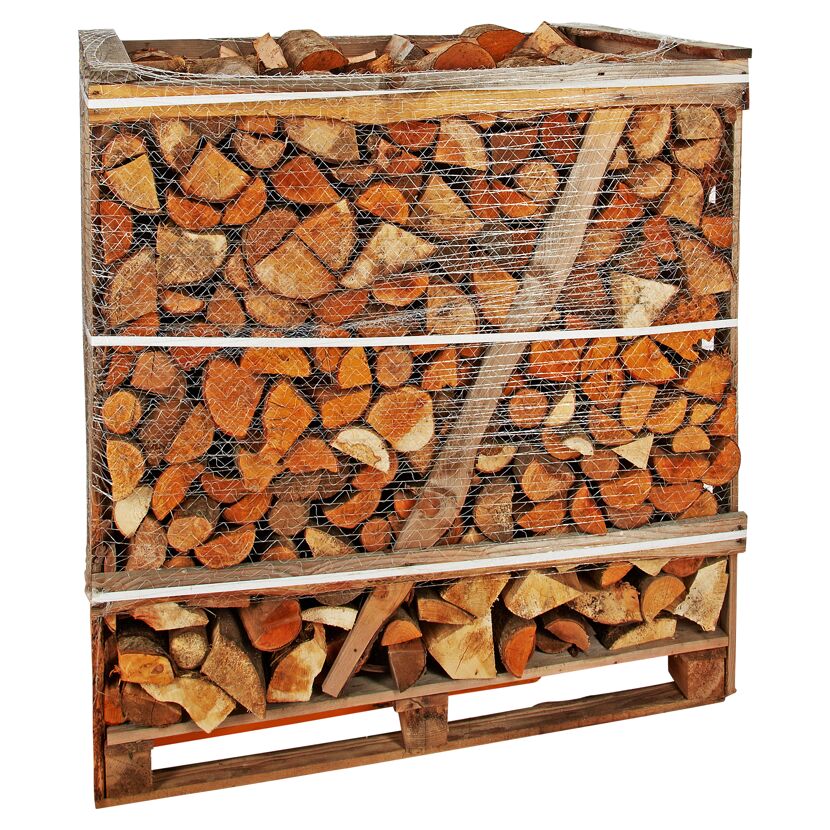 Kaminholz auf Palette mit Netz gesichert