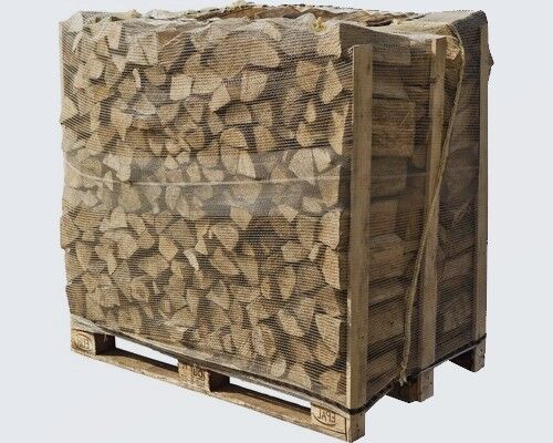 Ein Raummeter Kaminholz auf einer Palette.