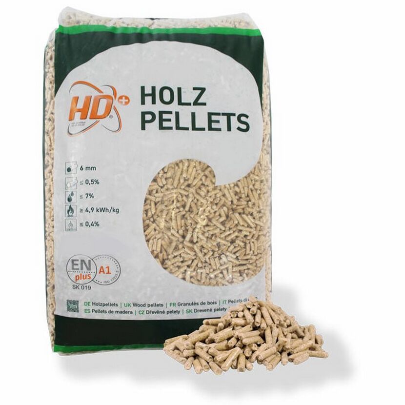 Sack mit HD+ Holzpellets und Pellets davor.