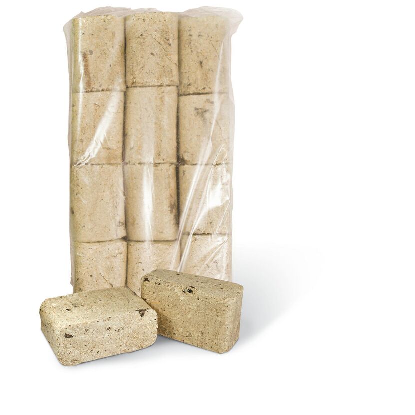Holzbriketts in einer durchsichtigen Plastiktüte