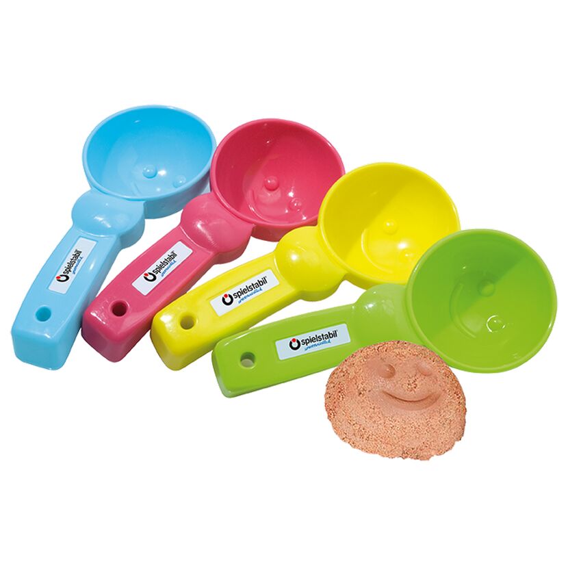 Vier bunte Sandschaufeln von Spielstabil und eine Sandkugel mit Smiley.
