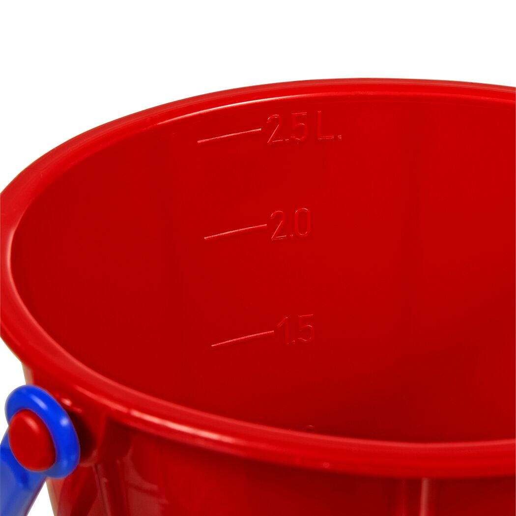 Roter Eimer mit Litermarkierungen
