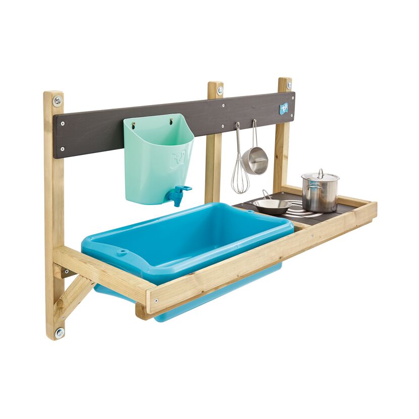 Spielküche aus Holz mit blauem Waschbecken und Kochutensilien.
