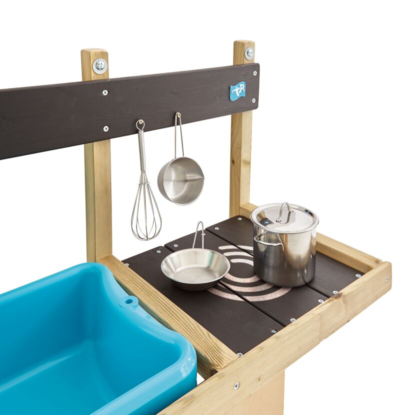Spielküche aus Holz mit Topf, Pfanne und Schneebesen