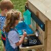 Zwei Kinder spielen mit einer Spielküche im Freien.
