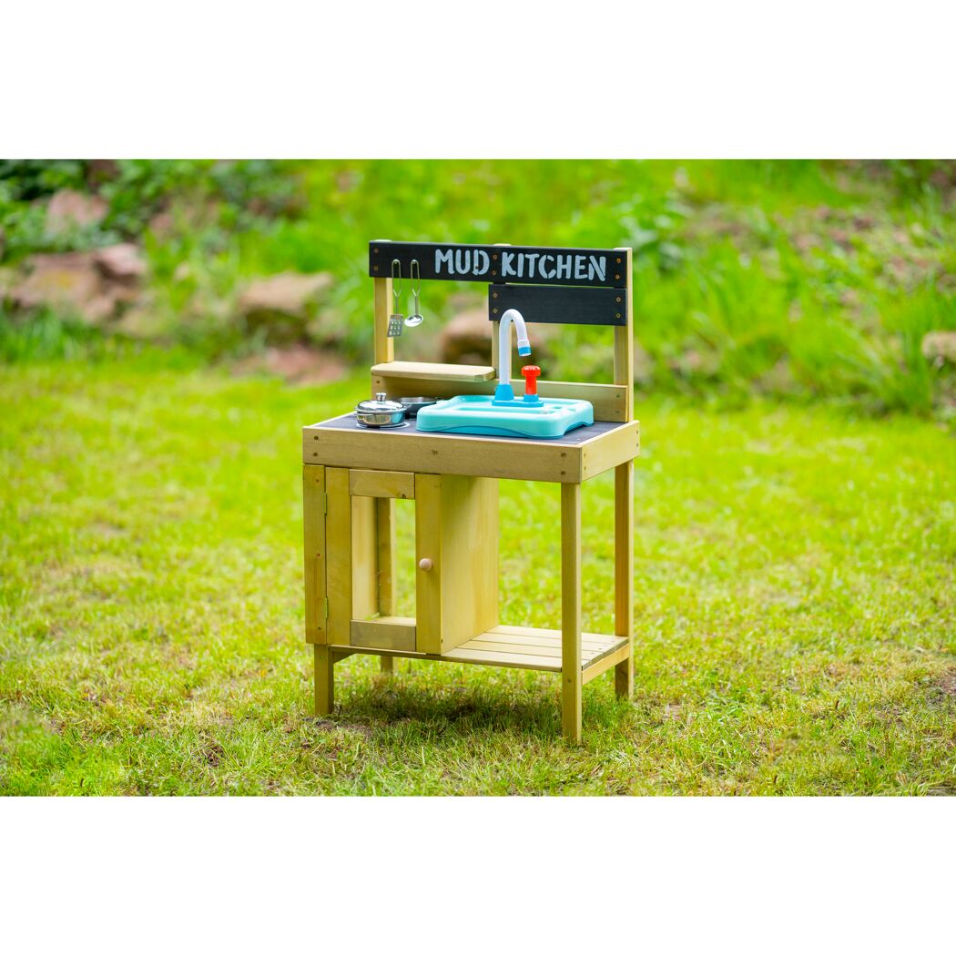 Matschküche aus Holz im Garten