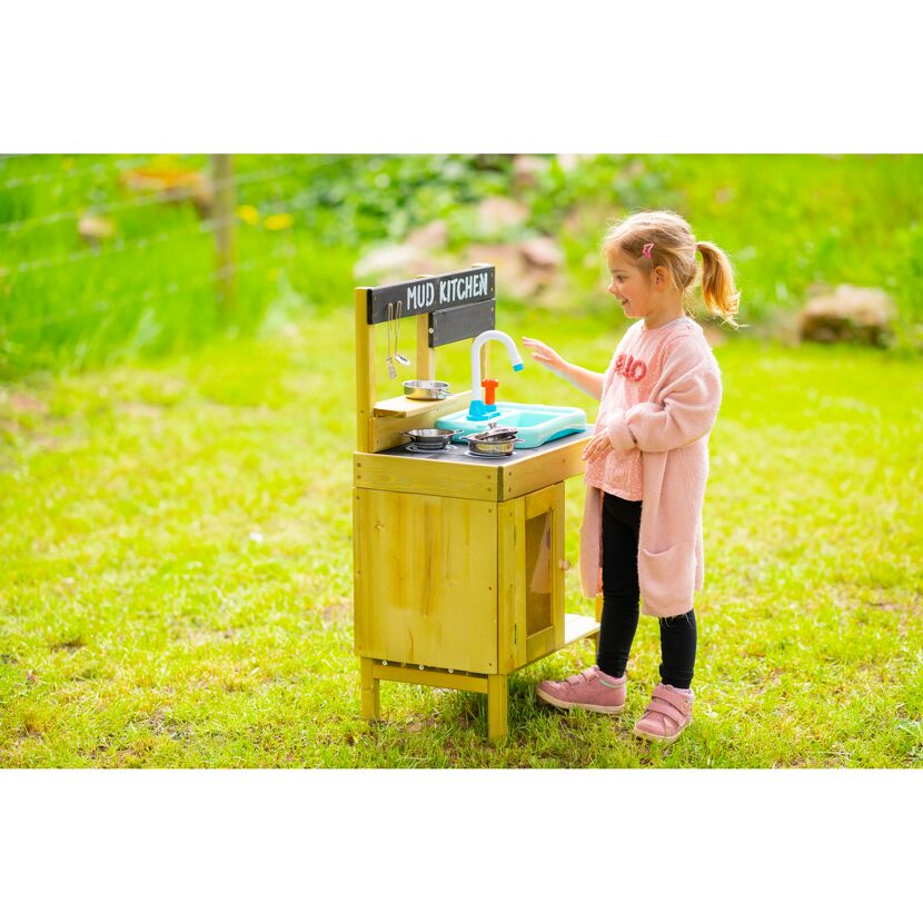 Kind spielt mit Matschküche im Garten