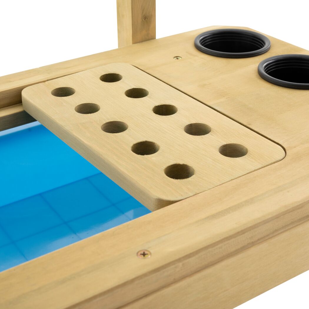Matschküche mit blauem Becken und Werkzeugablage