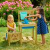 Zwei Kinder spielen mit einer Matschküche.