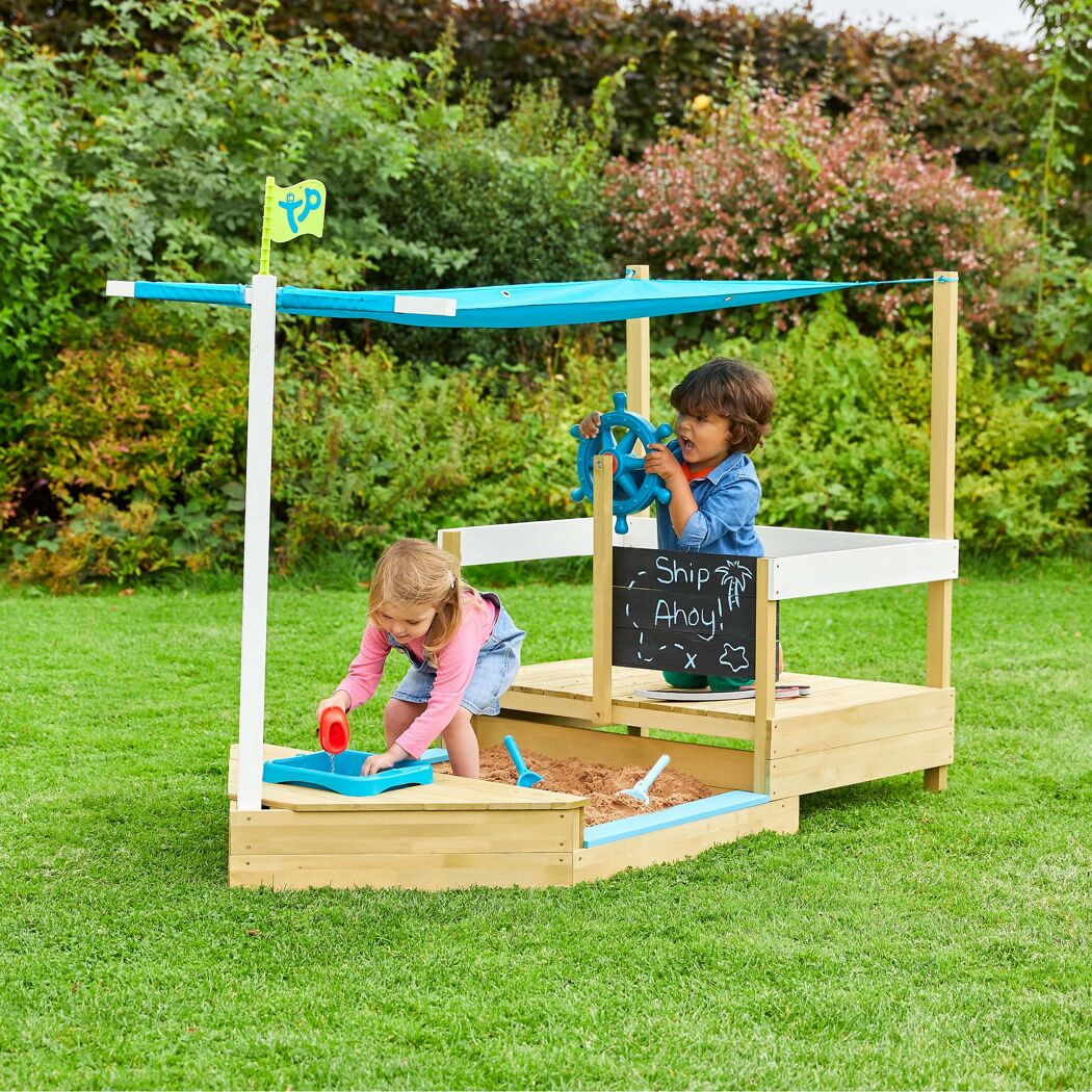 Zwei Kinder spielen in einem Spiel-Schiff-Sandkasten.