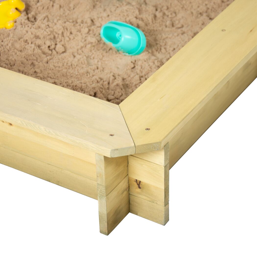 Hölzerner Sandkasten mit Spielzeug