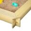 Hölzerner Sandkasten mit Spielzeug